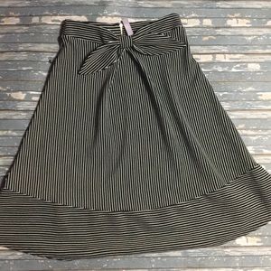 ⬇️Alya black and white size small skirt